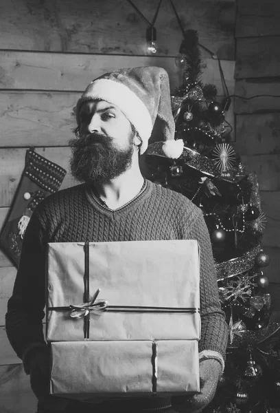 Père Noël homme avec paquet cadeau . — Photo