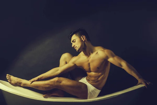 Bărbat musculos pe cadă — Fotografie, imagine de stoc