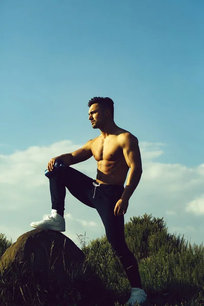 Hombre muscular con botella de agua — Foto de Stock