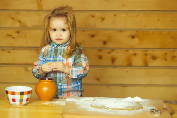 Słodkie dziecko gotowanie z ciasta, mąki, jajka i miski — Zdjęcie stockowe