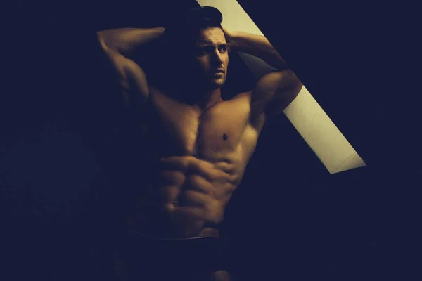Muskulöser sexy Mann in der Nähe von Fenster — Stockfoto
