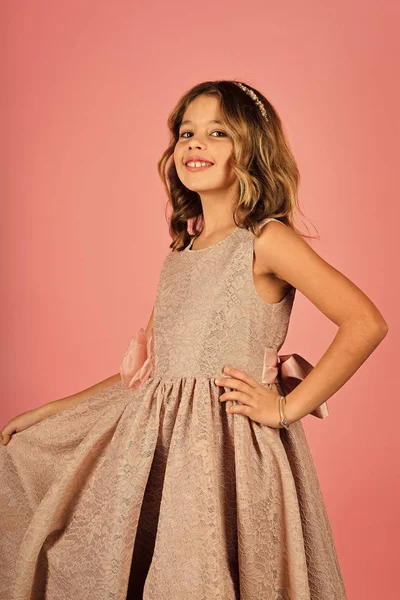 Παιδί κορίτσι στο φόρεμα κομψό αίγλη, κομψότητα. Μόδα μοντέλο σε ροζ φόντο, ομορφιά. Μόδα και ομορφιά, μικρή πριγκίπισσα. Κοίτα, κομμωτήριο, μακιγιάζ. Κοριτσάκι σε μοντέρνο φόρεμα, prom — Φωτογραφία Αρχείου