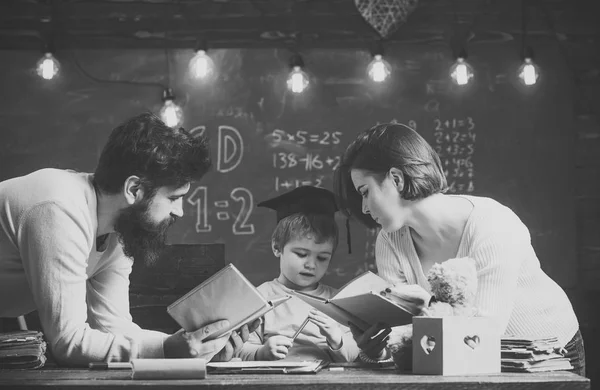 Conceito Ensino Casa Pai Mãe Lendo Livros Ensinando Seu Filho — Fotografia de Stock