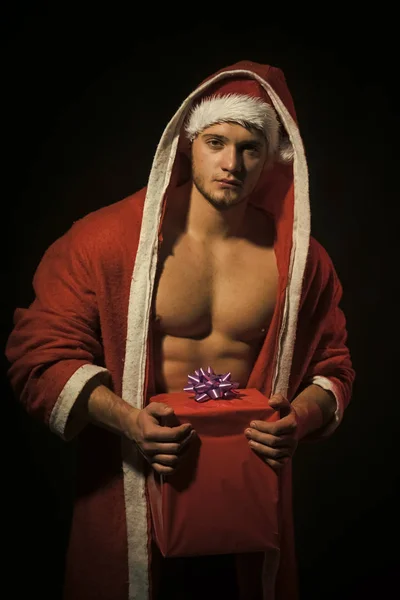 サンタの赤いコートで筋肉ボディと. — ストック写真