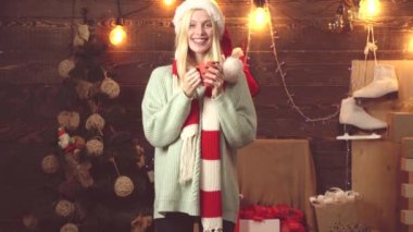 Sıcak şarap ve içki kış. Mutlu Noeller ve mutlu yeni yıl. Noel mulled şarap. Ağaç süslemek.