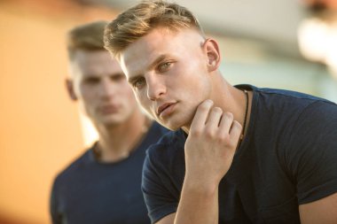 Vücudunuzun tüm iyi bit gösteriş. Fit vücut ile moda ikizler. İkizler kas bakışla çifti. İyi fiziksel kas adam. Atletik erkek açık. Rahat moda stil yakışıklı ikizler