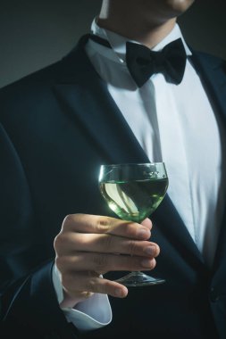 başarılı iş görüşmesi. Anlaşma. Düğün. Gelin damat cam kocasıyla üzerinde. adam içki şarap. resmi erkek moda. chears. Bizim için. Bunu dene. Somelier. parti.