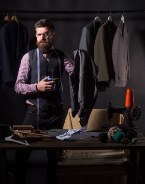 İş üzerinde yoğunlaşmıştır. Sakallı adam terzi dikiş ceket. iş elbise kodu. El yapımı. mağaza ve moda showroom uygun. mekanizasyon dikiş. Retro ve modern atölye terzilik. Dikiş terzi