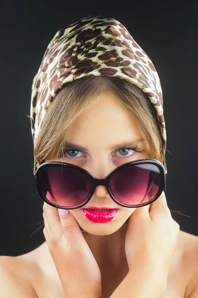 Maquillaje cosmético y cuidado de la piel. Salón de belleza y peluquería. Joyería de moda y accesorio. Retrato de mujer de moda. mujer con maquillaje de moda en gafas. Ella es muy linda. Joven y hermosa — Foto de Stock