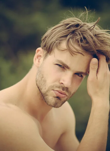 Retrato de moda del hombre. Cuidado del cabello y la piel. hombre barbudo sexy. macho con pecho desnudo. hombre musculoso al aire libre. pensativo y maduro. barbería estilo de moda. verano . — Foto de Stock