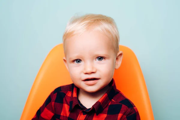 Todo lo que necesita es amor y cuidado. Lindo niño. Un niño pequeño. Niño pequeño con una cara adorable. Desarrollo de la primera infancia. Edad del niño. Una infancia sin preocupaciones. Criar a un niño sano —  Fotos de Stock