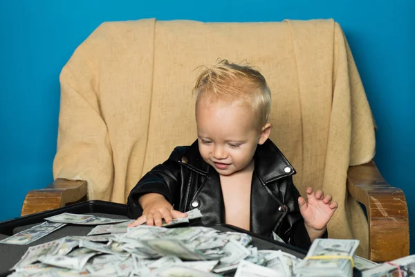 Houden Van Bedrijf Top Jongenskind Met Geld Geval Kleine Jongen — Stockfoto