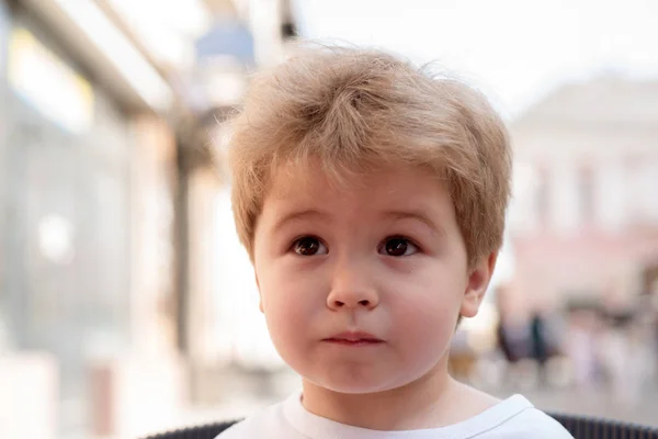 Het ontwikkelen van een haar-verzorgingsroutine die werkt. Kindje met stijlvolle kapsel. Kindje met korte kapsel. Kleine jongen met blond haar. Gezonde haarverzorging tips voor kinderen. Haarverzorging producten. Wordt — Stockfoto