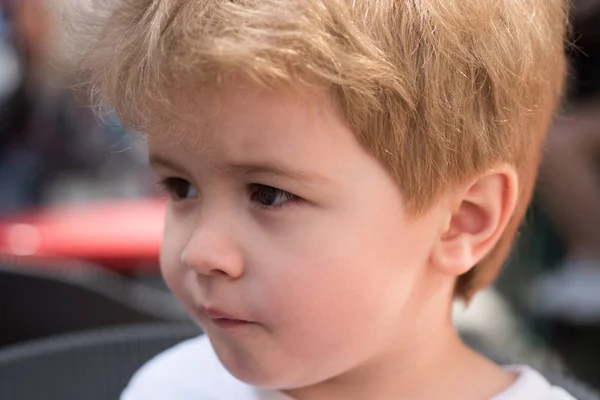 Cuidando el cabello. Niño pequeño con corte de pelo elegante. Niño pequeño con corte de pelo corto. Niño pequeño con el pelo rubio. Consejos de cuidado del cabello saludable para los niños. Productos para el cuidado del cabello. Todo para el mundo de los bebés —  Fotos de Stock