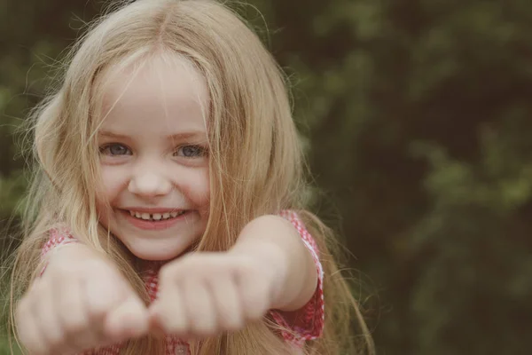 Le ragazze felici sono le piu 'belle. Bambino piccolo felice sorridente. La bambina indossa i capelli lunghi. Ragazzina con i capelli biondi. Bambino felice con un sorriso adorabile. Accelerare la crescita dei capelli — Foto Stock