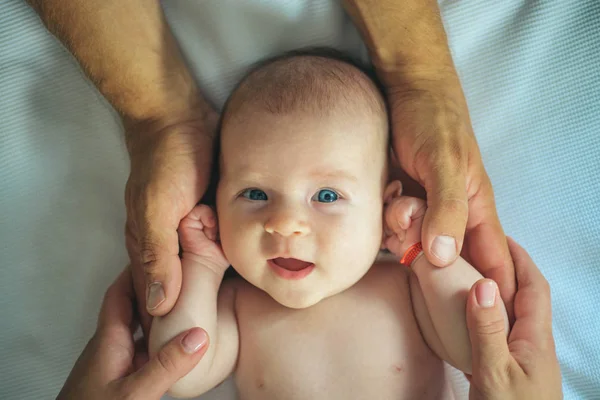 Ολική φροντίδα. Φροντίδα νεογέννητου μωρού. Νεογέννητο μωρό και τους γονείς. Συμβουλές για τους ευτυχείς γονείς. Συμβουλές και κόλπα. Γονείς είναι η σκληρότερη δουλειά που είχατε ποτέ — Φωτογραφία Αρχείου