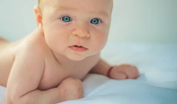 Neonato. Cura del corpo del neonato. Cura dei neonati. Fare al bambino un massaggio completo del corpo. Dove c'è un corpo sano — Foto Stock