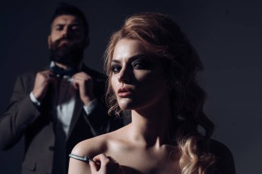 Evet için bir tarih diyor. Birkaç erkek ve kadın tarihi Sevgililer günü. İki aşık. Sevgililer günün kutlu olsun. Sakallı adam ve ilk tarihte seksi kadın. Weve bu hediye aşk var