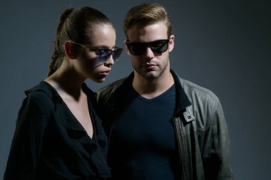 Aşık olmak. Çift erkek ve kadın moda gözlük takıyor. Moda trendy güneş gözlüğü modellerinde. İki aşık. İlişkileri seviyorum. Dostluk günü. Dostluk ilişkileri. Güven ve hassas