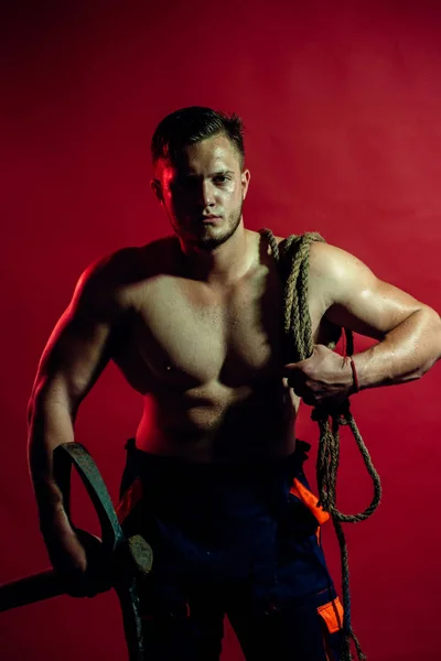 Vorsicht, im Bau. Muskelkräftiger Mann. Bergbaugebiet im Bau. Schwerarbeiter mit muskulösem Oberkörper. Bauarbeiter oder Bergmann mit Bergbauausrüstung — Stockfoto