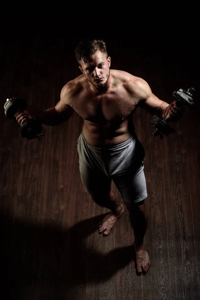 Jede Trainingseinheit zählt. Der Mann trainiert mit Hantelgewichten. starker Arbeiter mit Sixpack Bauchmuskeln. Arbeiter mit muskulösem Körper. Fitness und Muskeltraining. muskulöser Mann trainiert im Fitnessstudio — Stockfoto