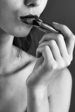 kırmızı gül ruj ile eller