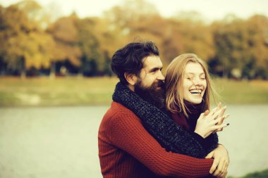 Sonbahar parkında genç bir çift