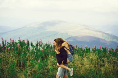 Dağ tepe üzerinde Romantik Çift