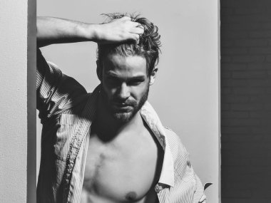 Sarı saçlı yakışıklı adam dokunur