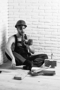 Seksi kaslı erkek yapıcı.