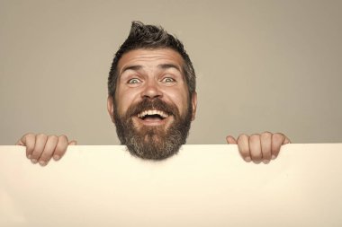 Hipster mutlu yüz ile tutun kağıt.