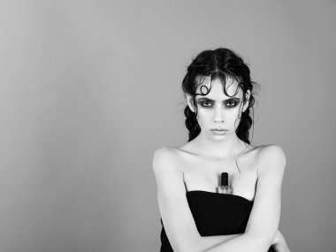 uzun, dalgalı saçlı, güzel model saç modeli ile esmer kız