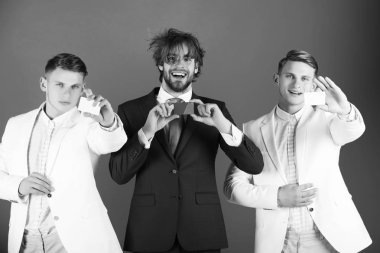 Bir grup insan mavi arka plan üzerinde gülümseyen