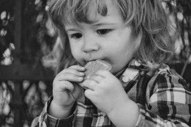 küçük çocuk açık