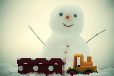 Oyuncak tren ve kar üzerinde mevcut kutusu