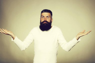 Sakallı adam kaldırdı elleriyle