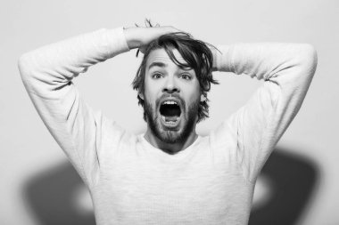 uzun uncombed saçlı şaşırmış adam sabah uyanmak