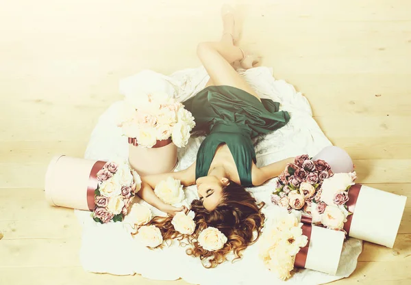Menina bonita em buquês de flores — Fotografia de Stock