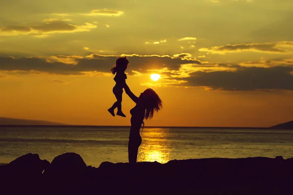 Mãe e filho na praia — Fotografia de Stock