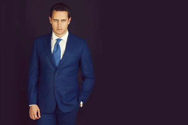 Mężczyzna pozowanie w stylowy Niebieski garnitur formalne — Zdjęcie stockowe
