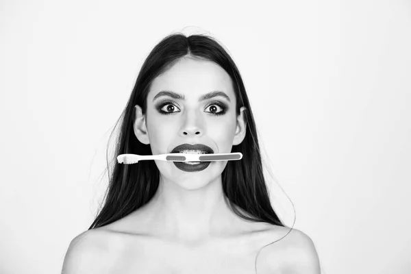 Κοπέλα με σιδεράκια δοντιών και βουρτσίστε, έχει μόδας μακιγιάζ — Φωτογραφία Αρχείου