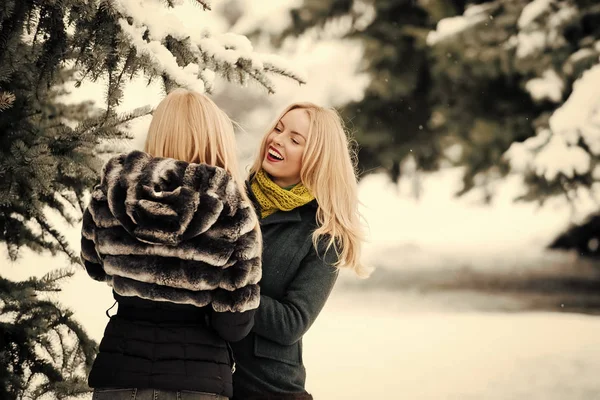 따뜻한 옷 웃 두 모델 — 스톡 사진