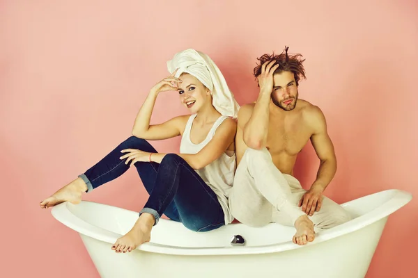 Счастливая пара, влюбленная в мужчину и женщину в ванне — стоковое фото