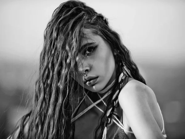 Junge hübsche Frau mit Seil in Dreadlocks im Haar — Stockfoto