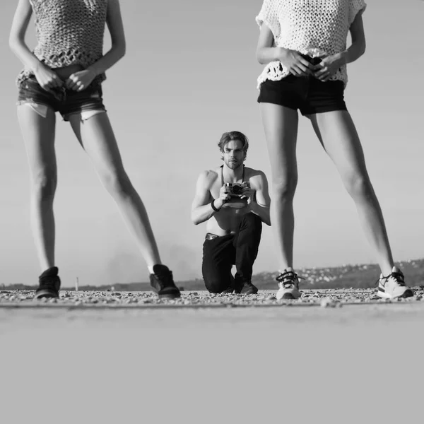 Sexiga kvinnliga kroppar och ben i shorts och sportskor — Stockfoto