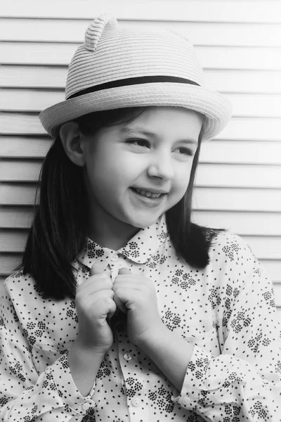 Retrato menina feliz com sorriso bonito no chapéu — Fotografia de Stock