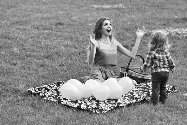 Bror och syster med ballonger — Stockfoto