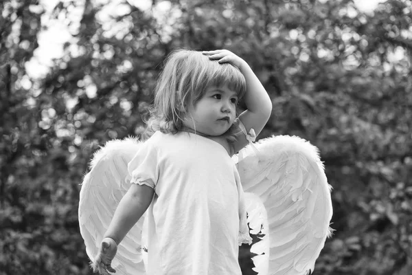 Kleiner Junge mit Engelsflügeln — Stockfoto