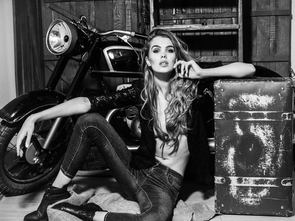 Sexy menina motociclista com mala na moto segurar celular — Fotografia de Stock