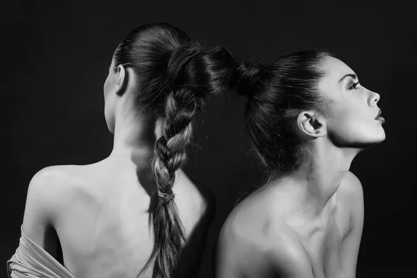 Nakna sexiga kvinnor med flätat hår i fläta — Stockfoto